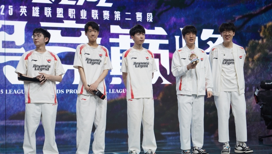 网友野餐抓到大鱼 热心大爷帮杀鱼,香港最快开奖六开奖结果查,动态词语解释落实_投资版V13.51